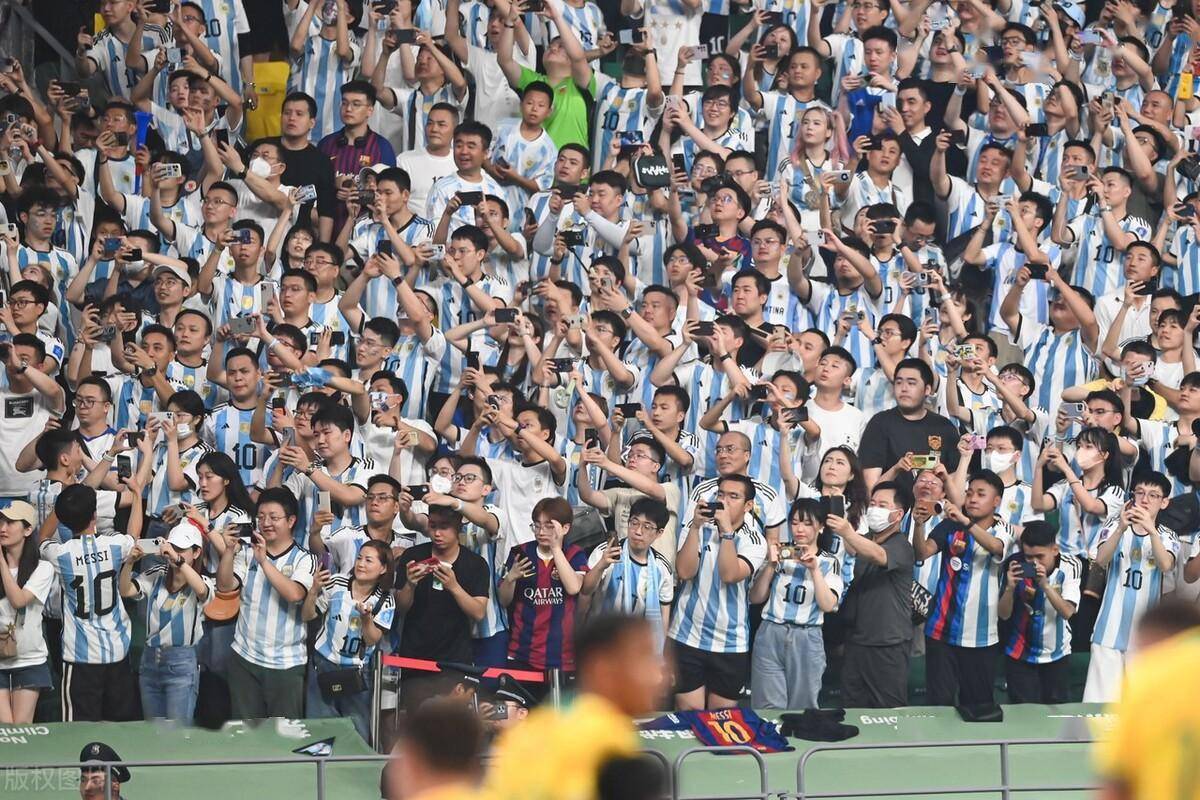 包含足球巨星频频亮相，球迷狂热追捧的词条