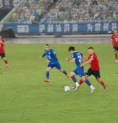 踢出精彩进球，球员灵感无限激荡的简单介绍