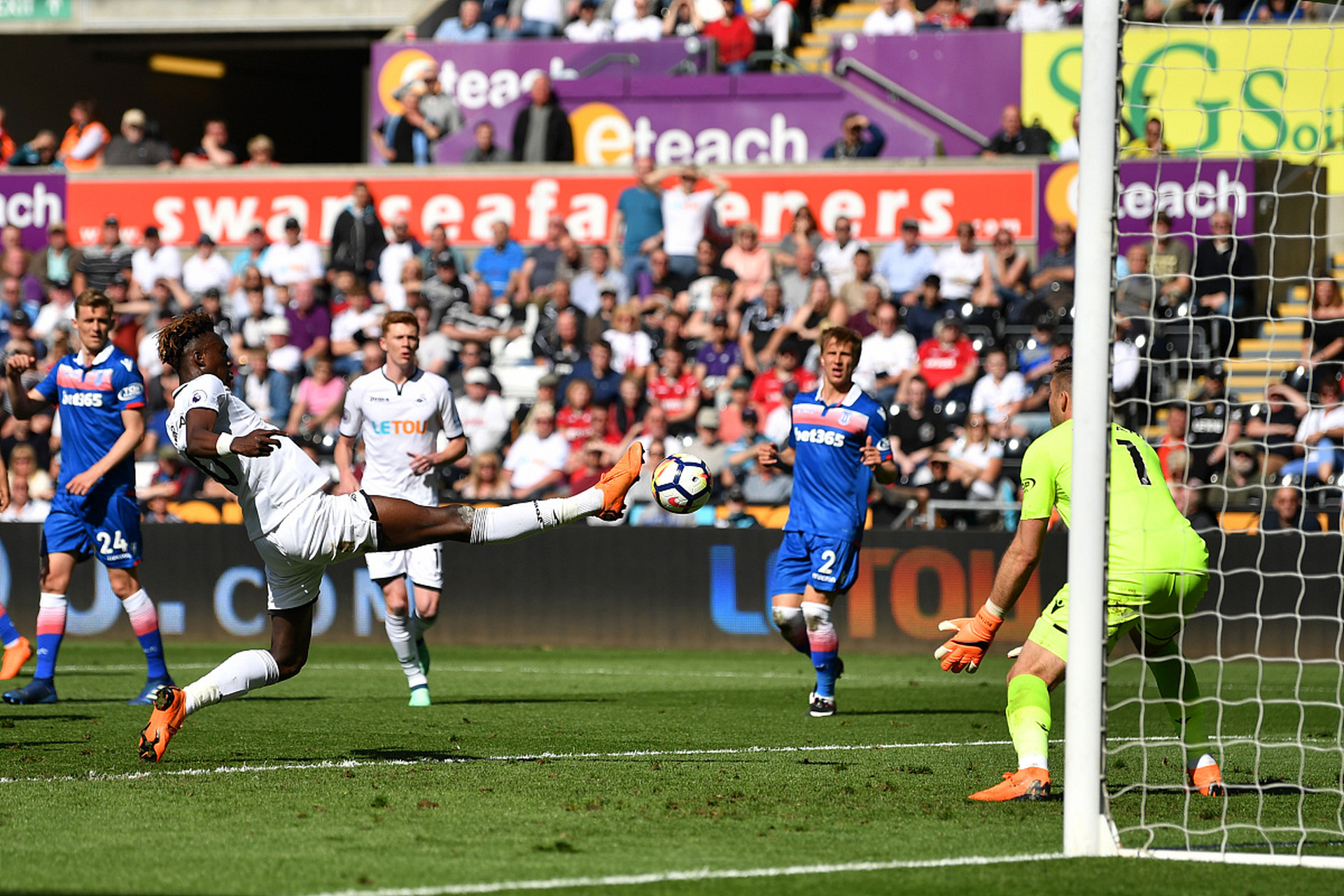 斯旺西客场逆袭伯恩茅斯，客场征途坎坷的简单介绍