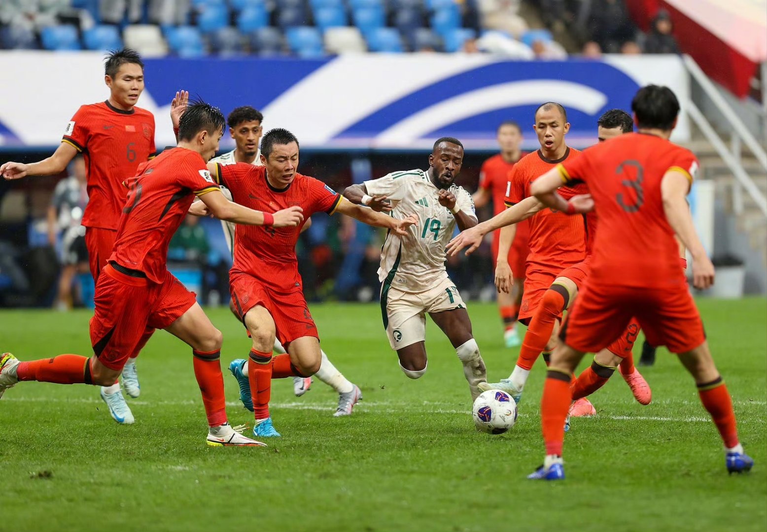 顶尖球员实力对决，现场气氛紧张刺激(顶尖球员与超级巨星)