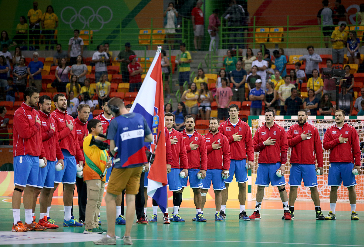 修改病句足球比赛时队员们提出胜不骄败不馁