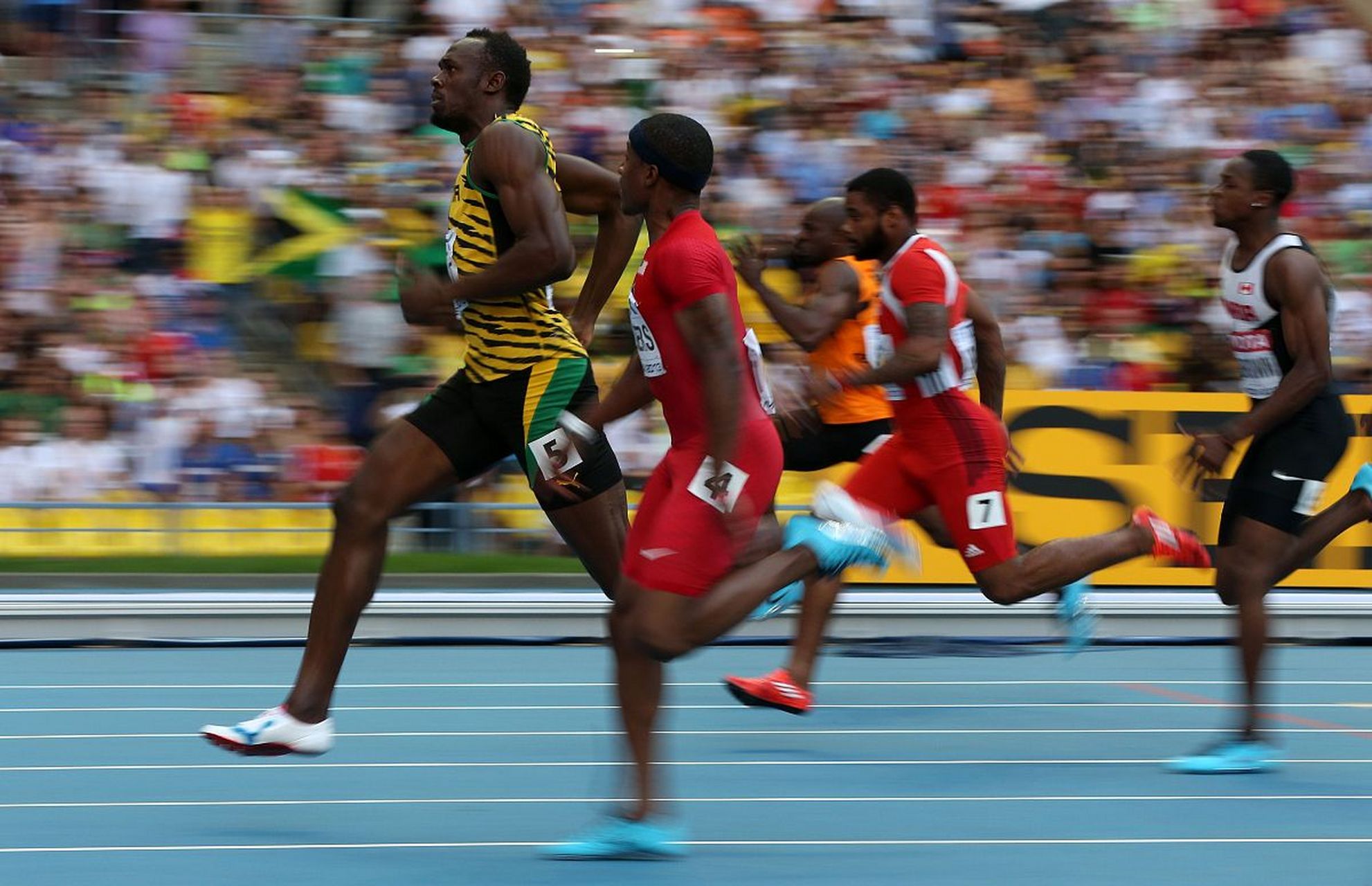 修改病句足球比赛时队员们提出胜不骄败不馁