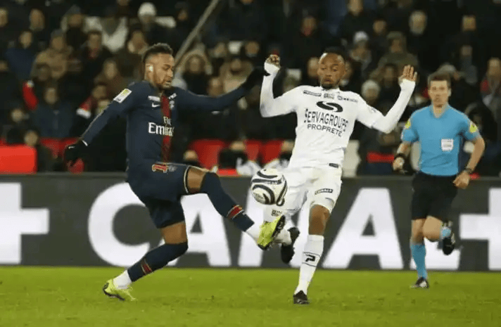 苹果手机-尼斯主场不敌马赛，保级形势岌岌可危